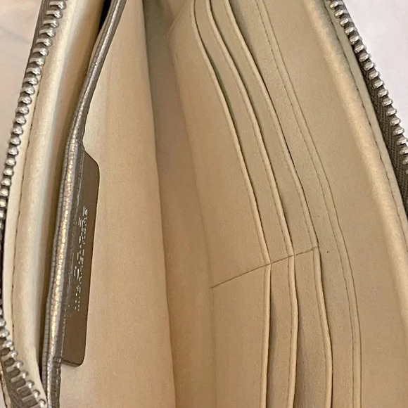 MICHAEL KORS Metallic Embossed-Leather Tablet Color Nickel - Picture 9 of 10